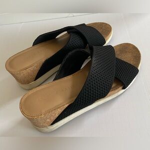 NWOT - Kelly & Katie Black Platform Sandals - Size 8